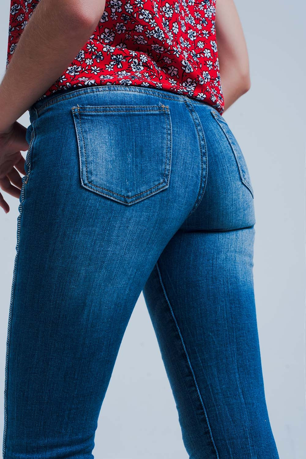 Jeans a lavaggio medio con striscia laterale lucida