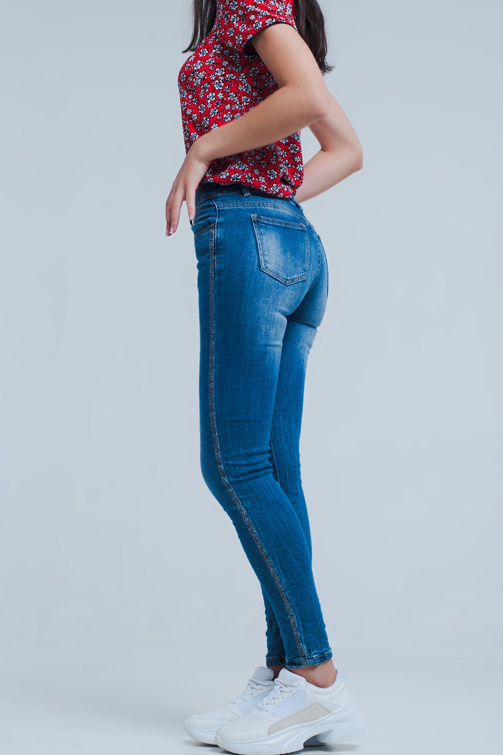 Jeans a lavaggio medio con striscia laterale lucida