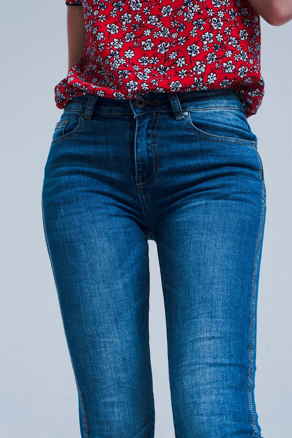 Jeans a lavaggio medio con striscia laterale lucida