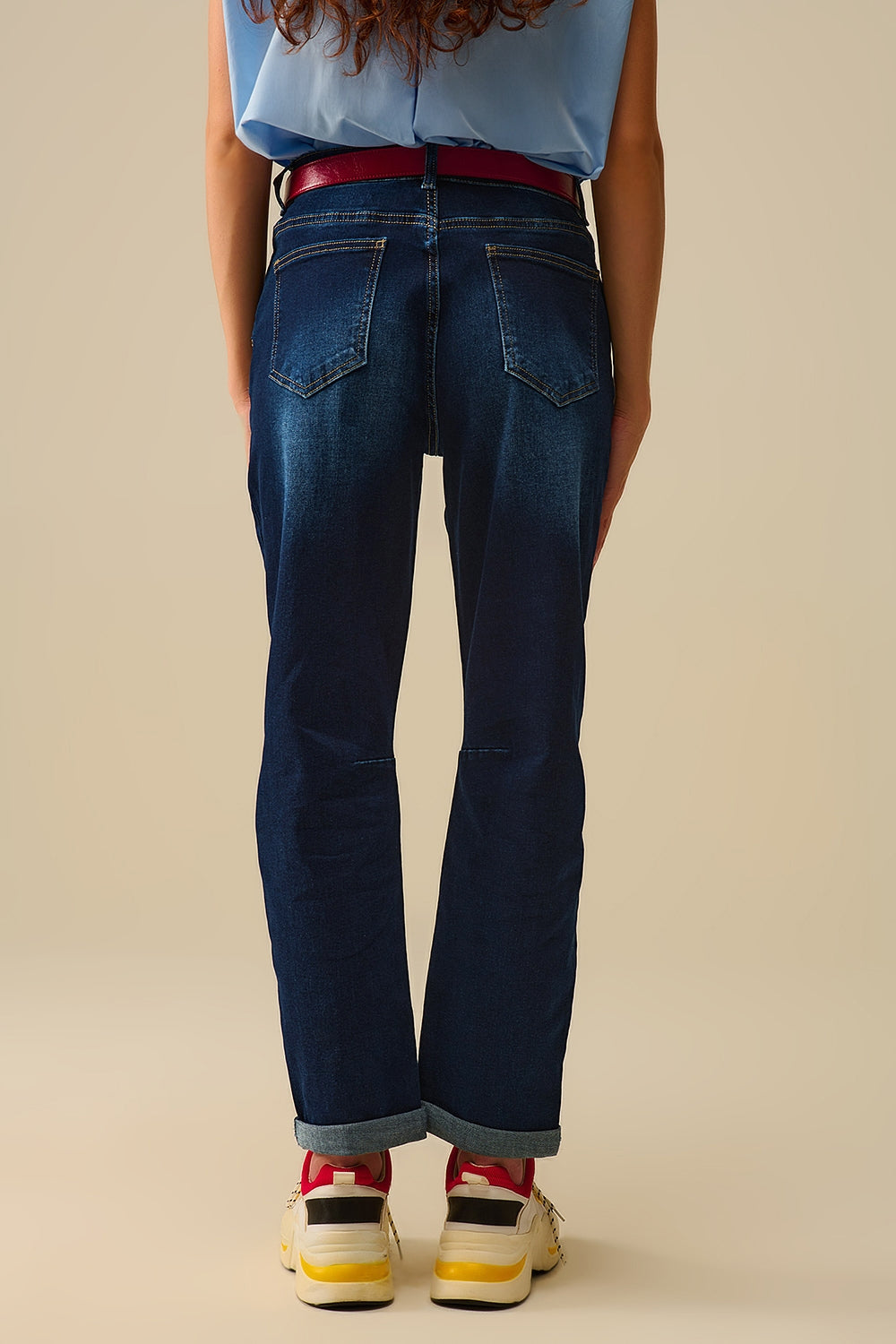 Jeans a lavaggio scuro con cuciture a contrasto e orli risvoltati