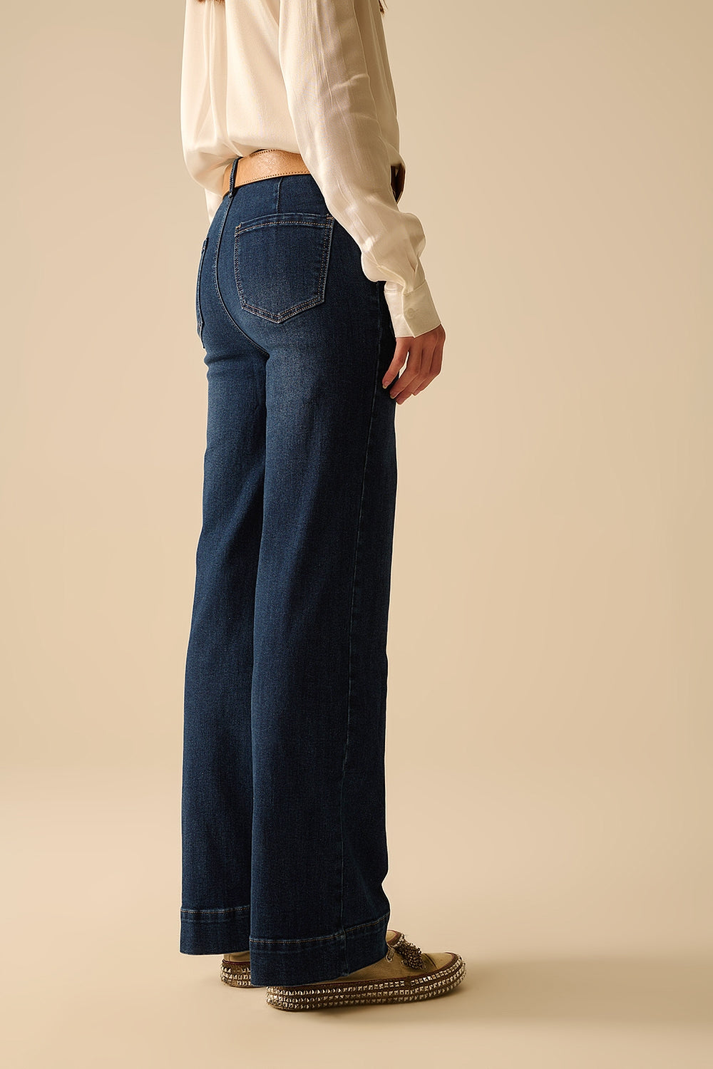 Jeans a lavaggio scuro con gamba larga e tasche