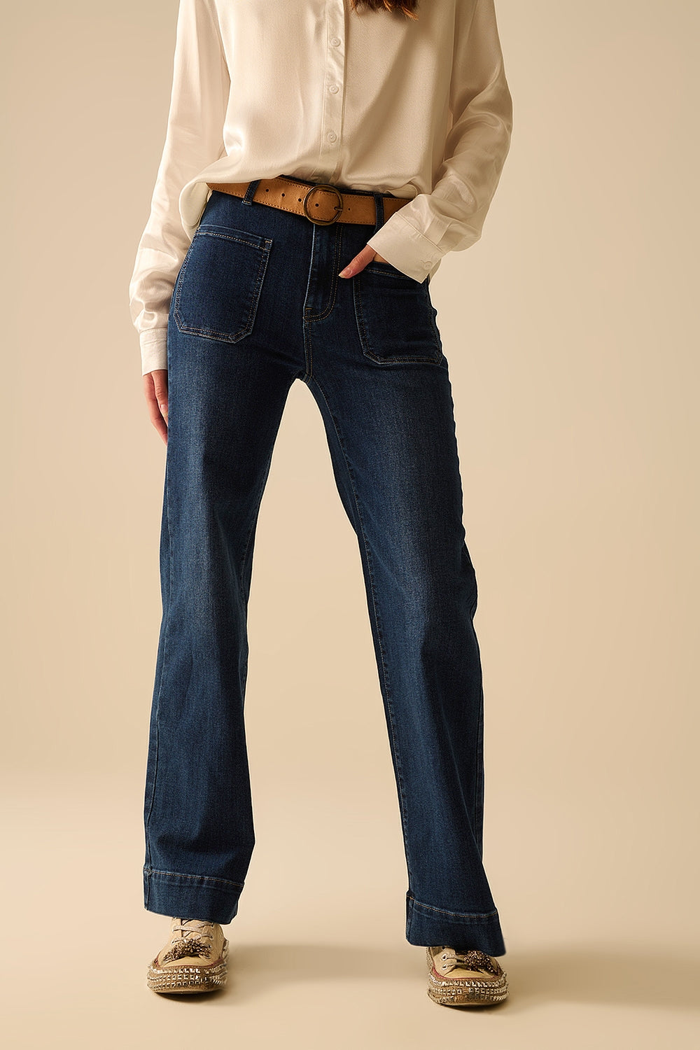 Jeans a lavaggio scuro con gamba larga e tasche