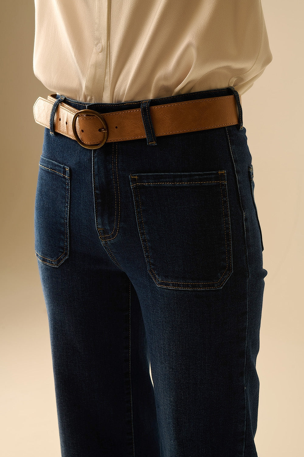 Jeans a lavaggio scuro con gamba larga e tasche