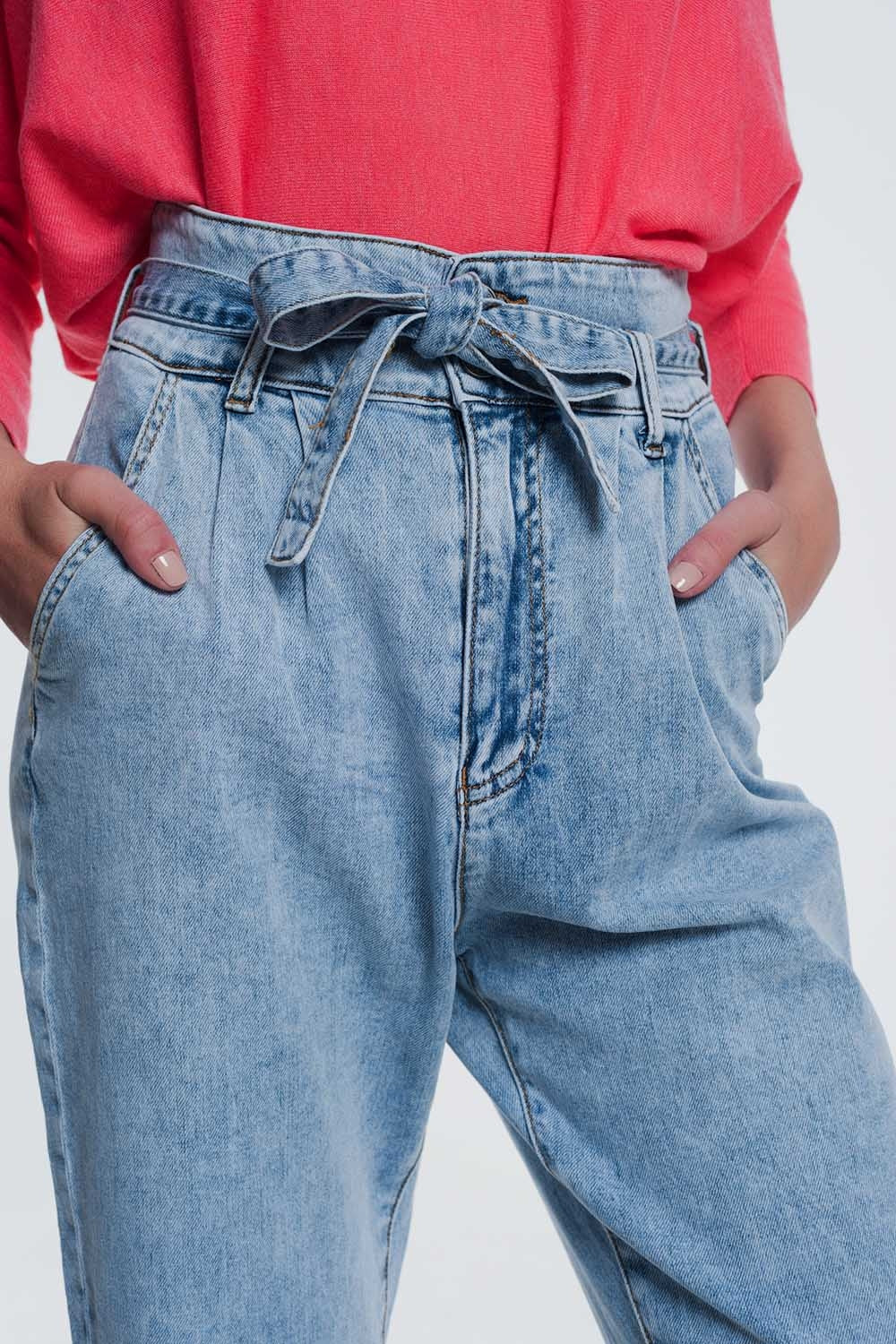 Jeans a taglio dritto in denim leggero con cintura