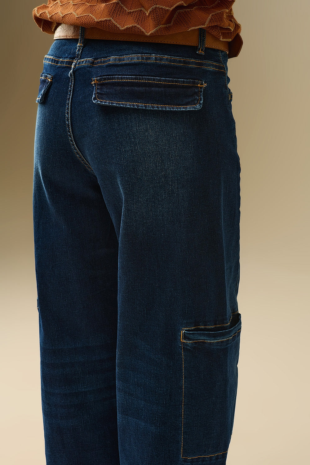 Jeans a vita alta a gamba larga con tasche laterali