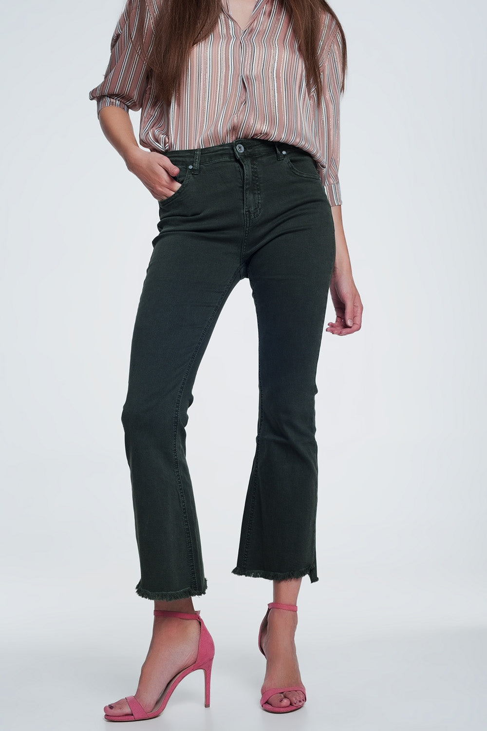 Q2 Jeans a vita alta a zampa con fondo grezzo color kaki