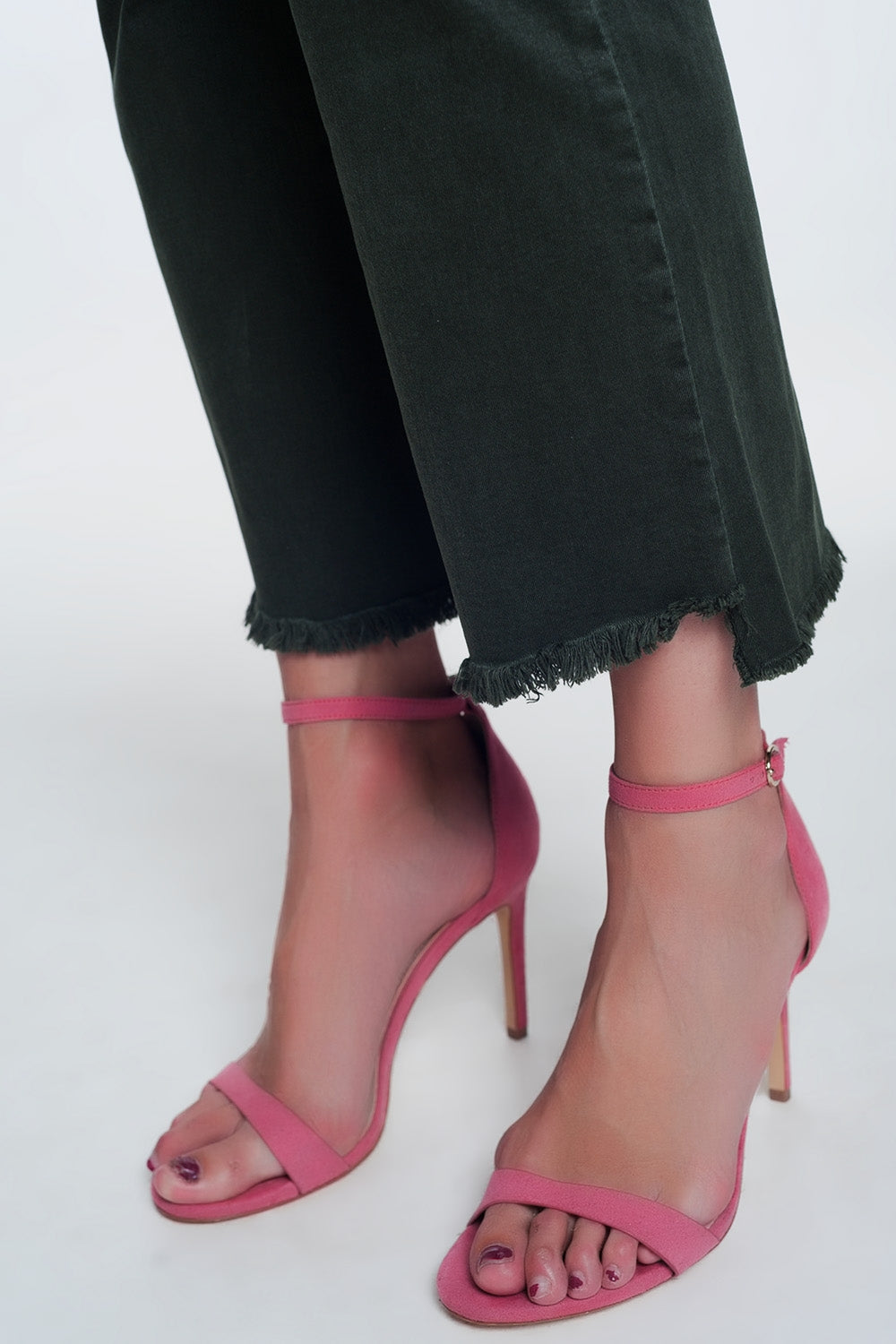 Jeans a vita alta a zampa con fondo grezzo color kaki