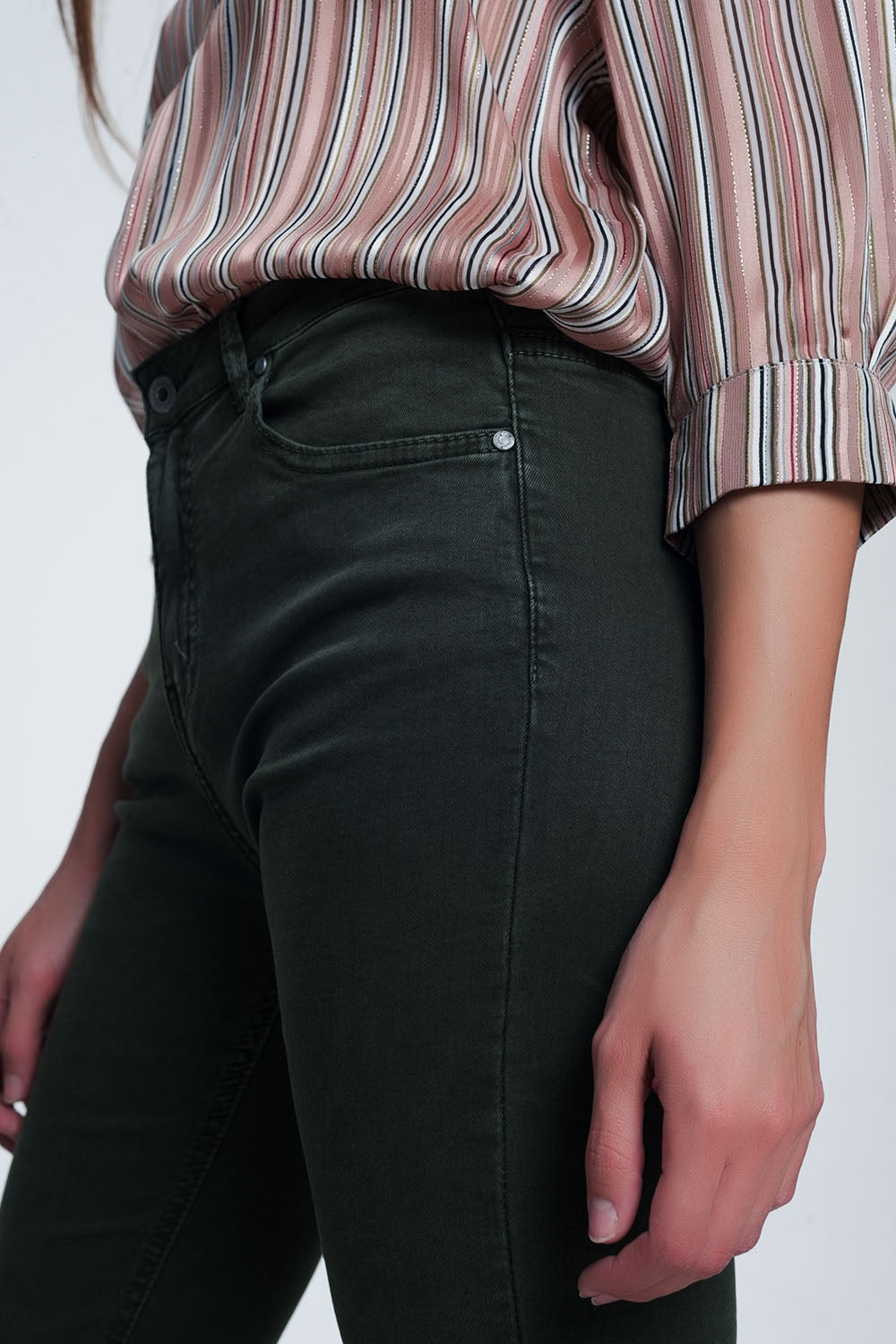 Jeans a vita alta a zampa con fondo grezzo color kaki