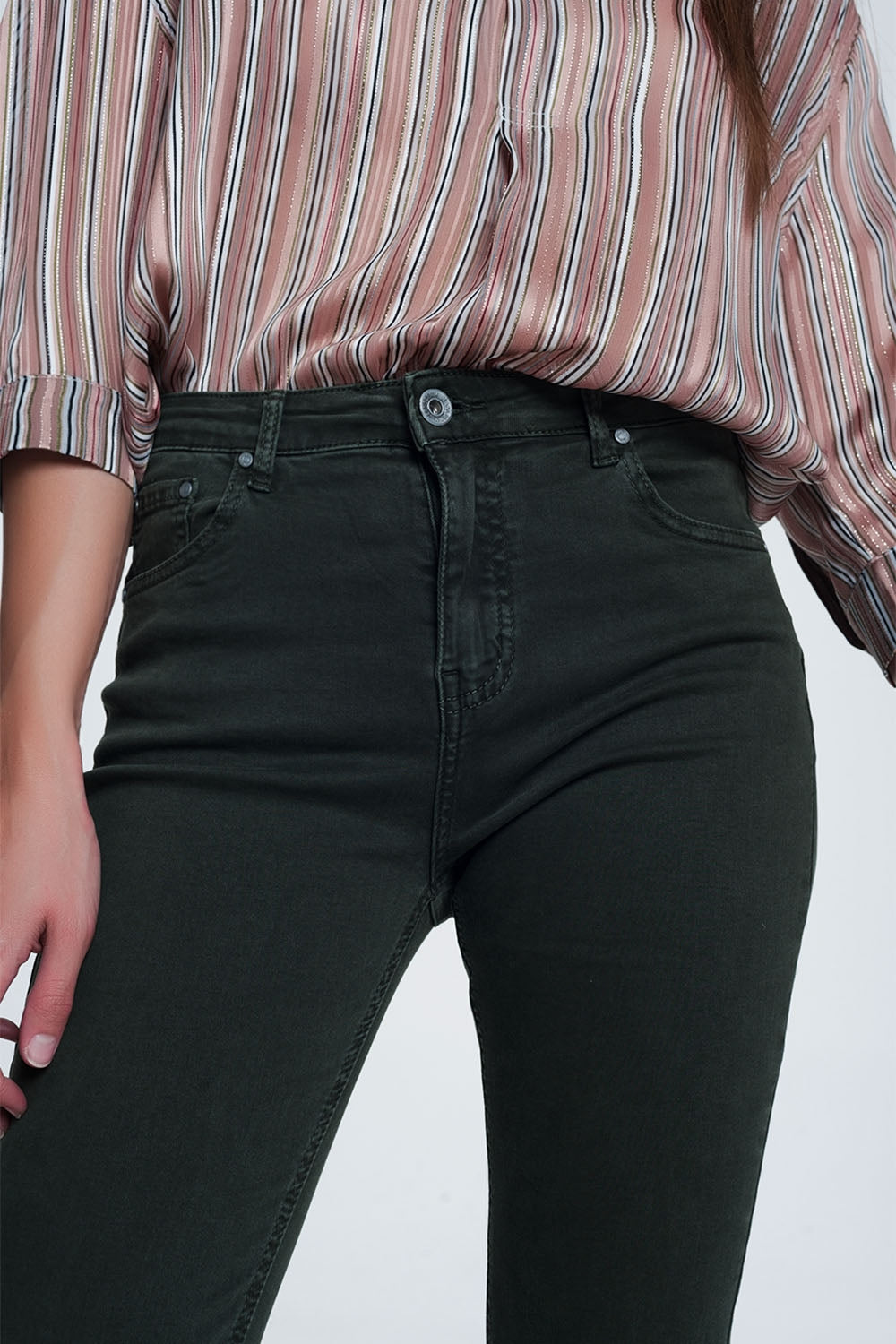 Jeans a vita alta a zampa con fondo grezzo color kaki