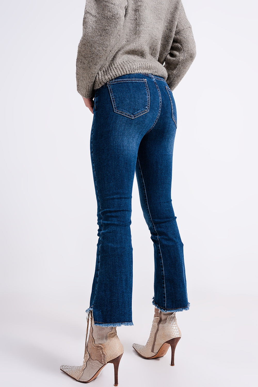 Jeans a vita alta con orlo asimmetrico