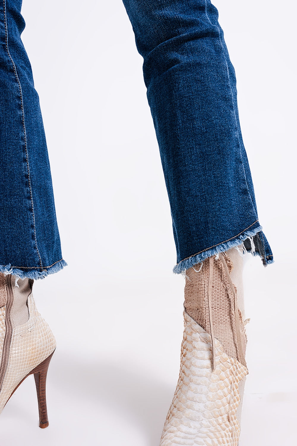 Jeans a vita alta con orlo asimmetrico