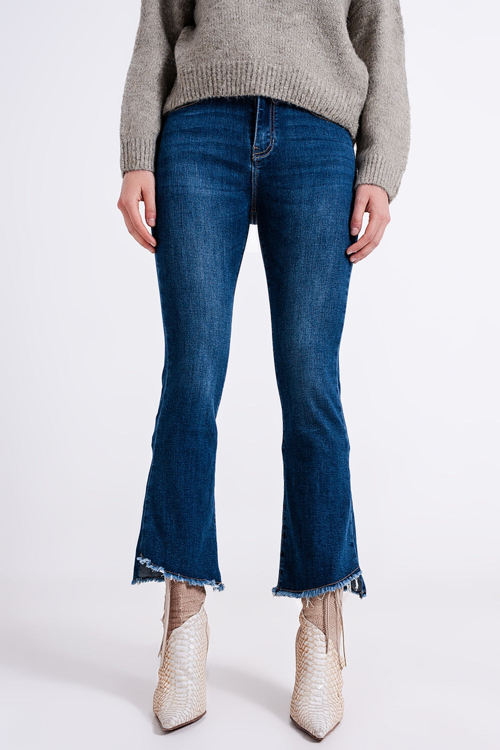 Jeans a vita alta con orlo asimmetrico