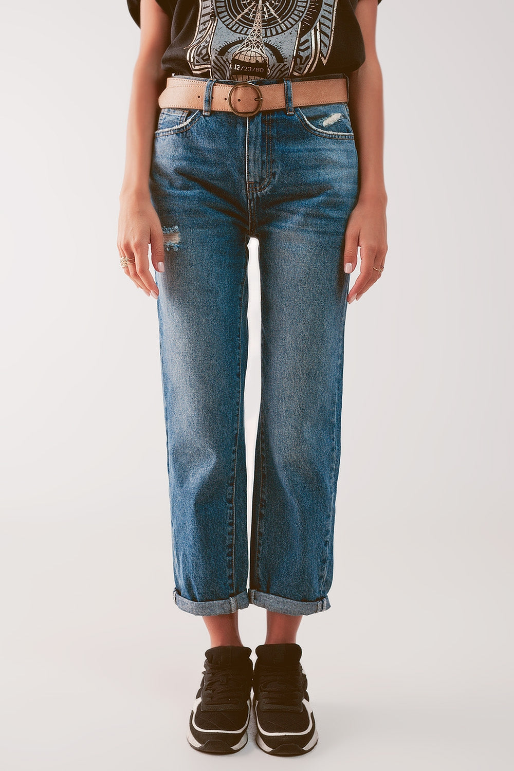 Jeans a vita alta con strappo in blu medio
