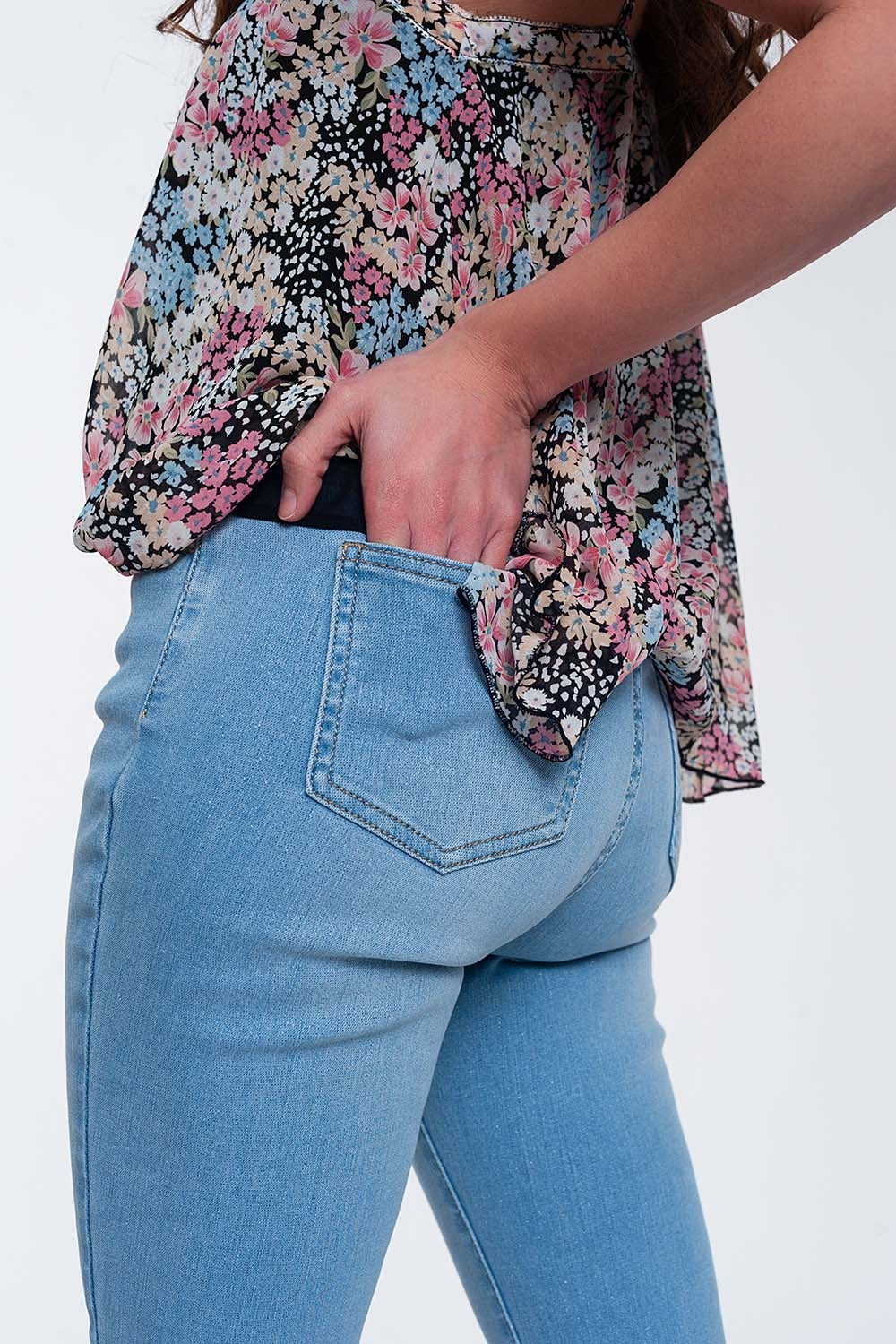 Jeans a vita alta in un bel design dai brillantini
