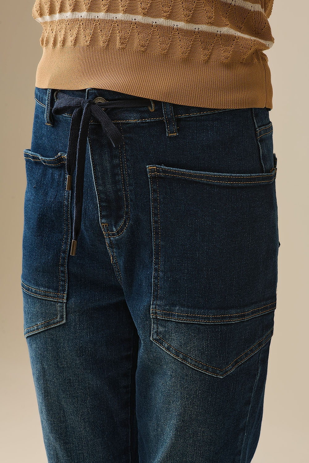 Jeans a vita larga con coulisse in lavaggio scuro
