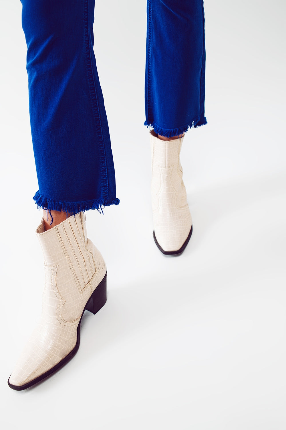 Jeans a zampa blu con orlo grezzo