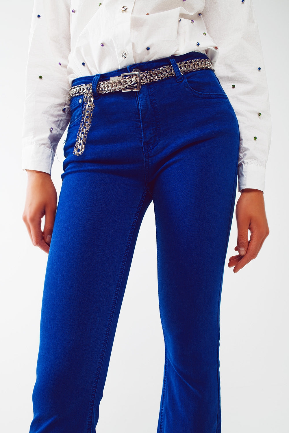 Jeans a zampa blu con orlo grezzo