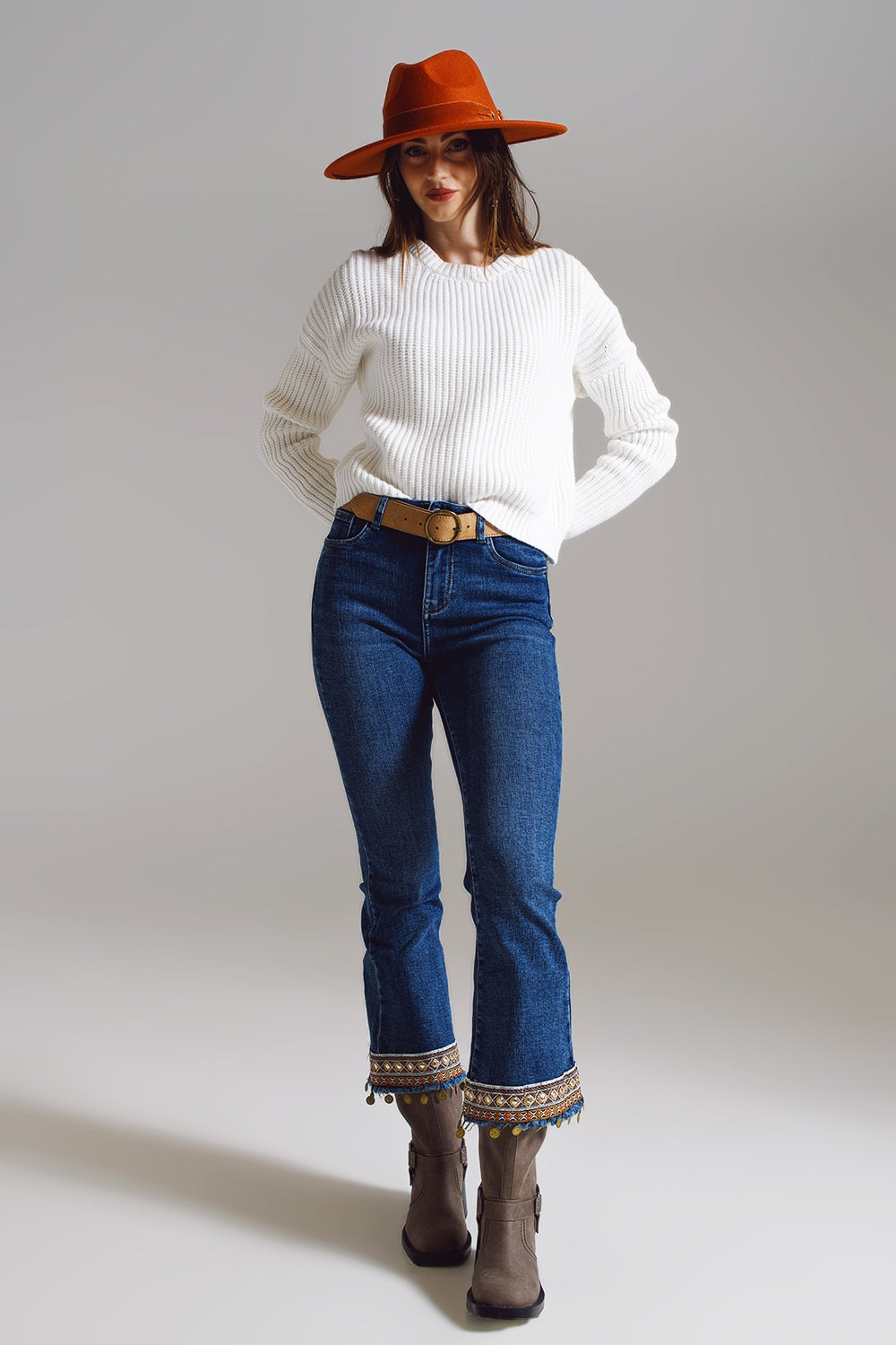 jeans a zampa con bordo decorato