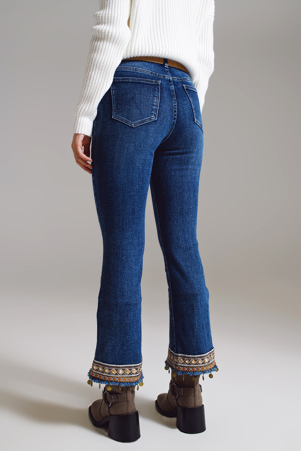 jeans a zampa con bordo decorato