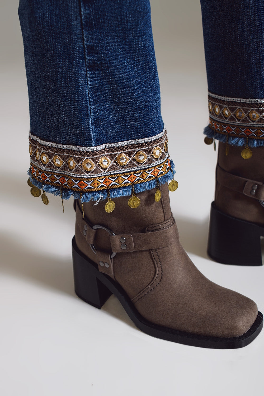 jeans a zampa con bordo decorato