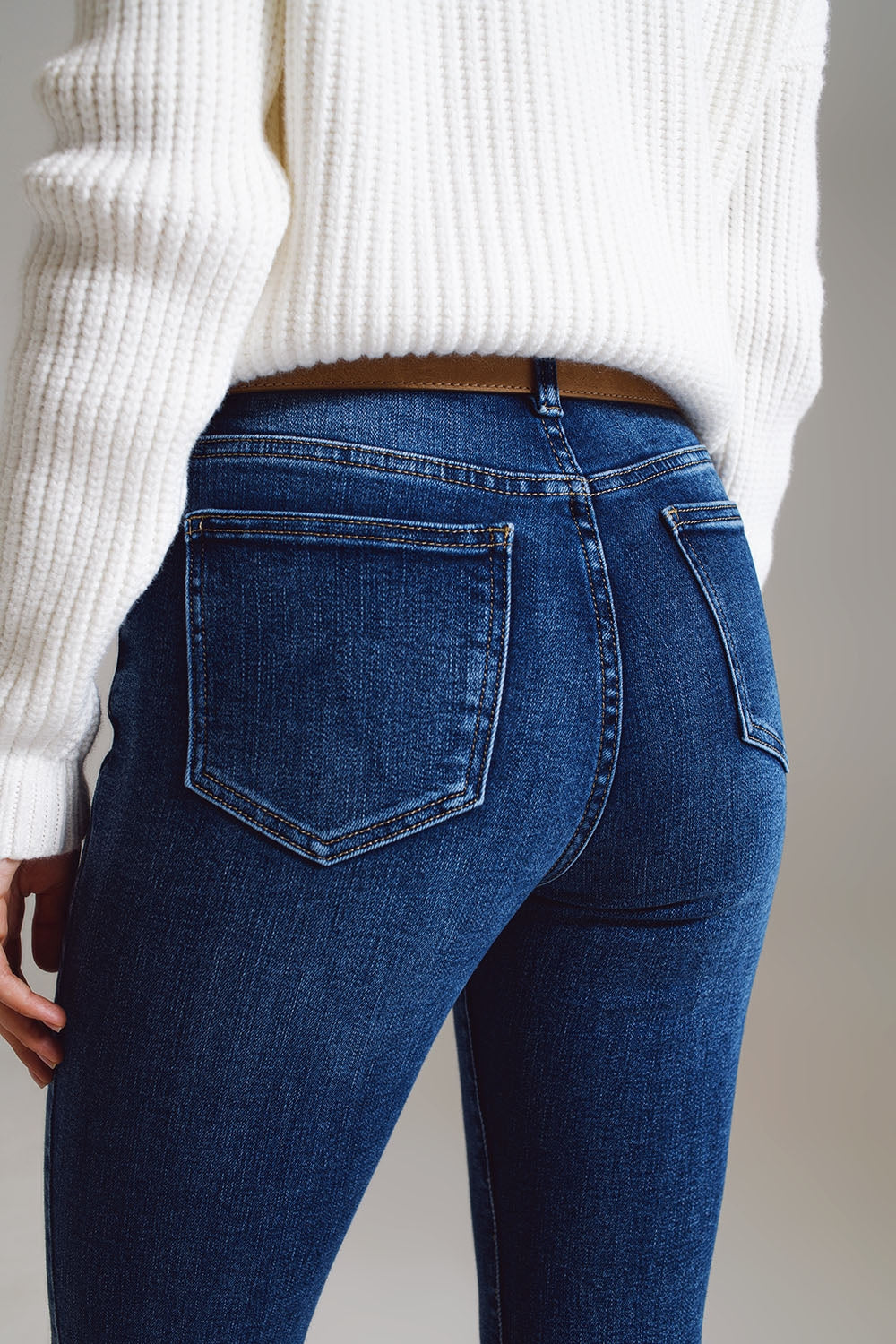 jeans a zampa con bordo decorato
