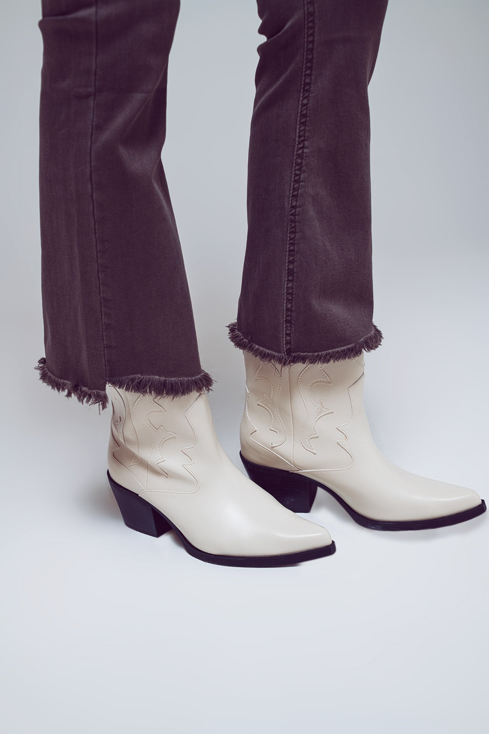 Jeans a zampa con bordo orlato grezzo in grigio scuro