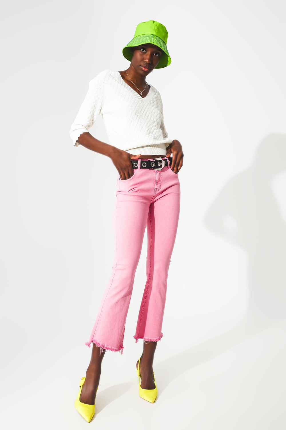 Jeans a zampa con orlo grezzo in rosa bubblegum
