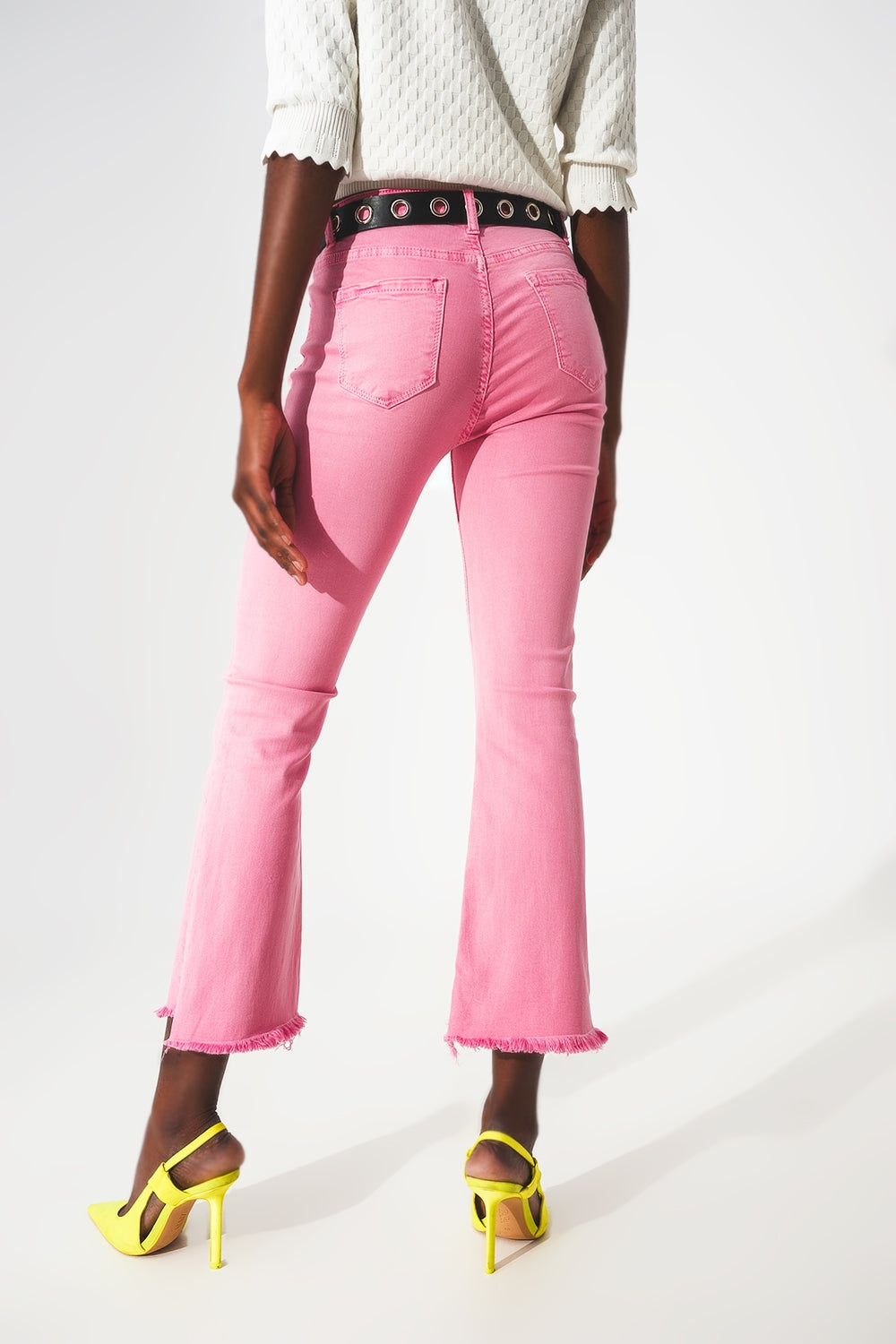 Jeans a zampa con orlo grezzo in rosa bubblegum