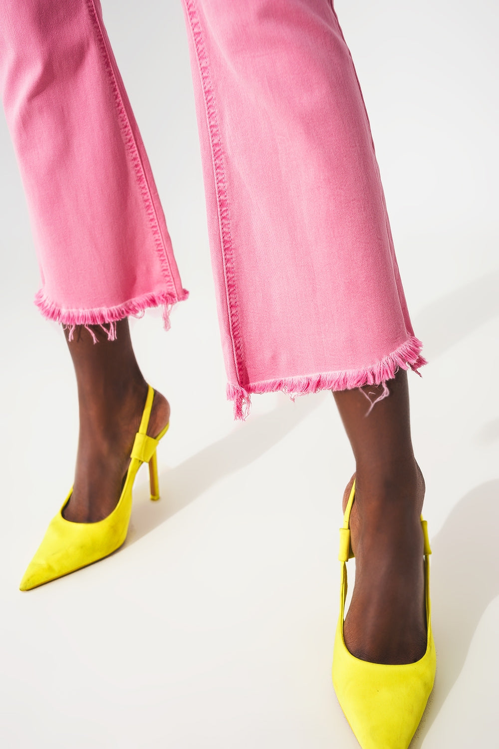 Jeans a zampa con orlo grezzo in rosa bubblegum