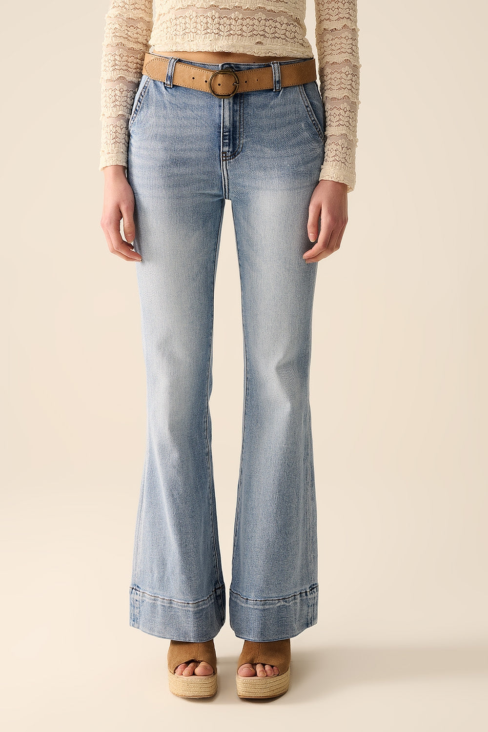 jeans a zampa d'elefante in lavaggio chiaro realizzati in denim di alta qualità