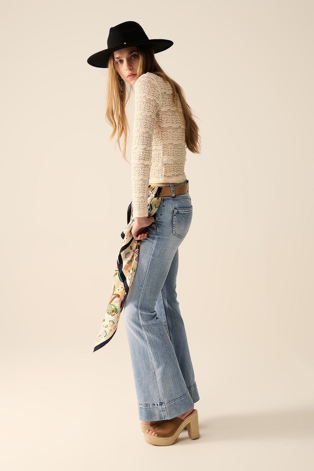 jeans a zampa d'elefante in lavaggio chiaro realizzati in denim di alta qualità