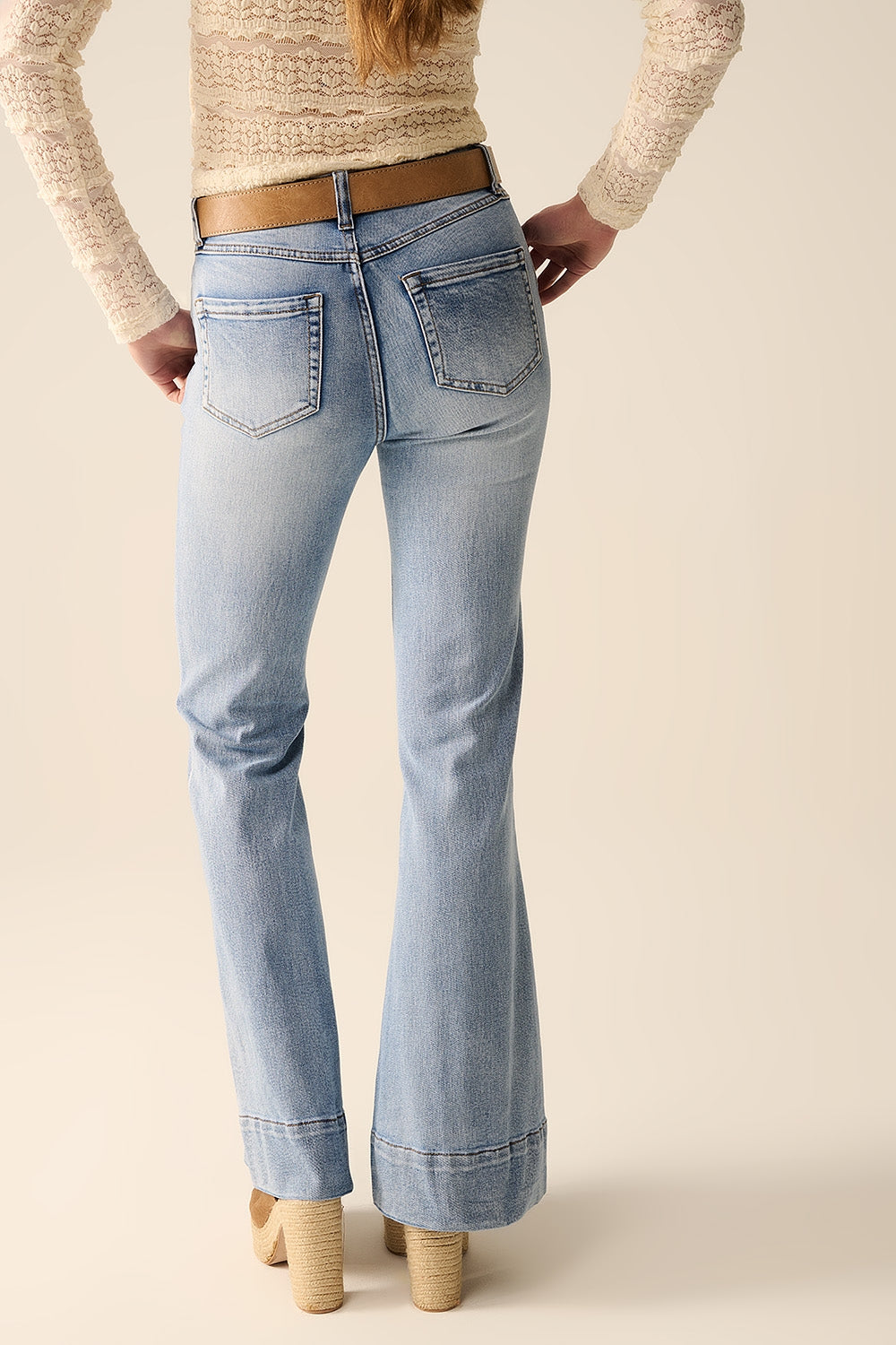 jeans a zampa d'elefante in lavaggio chiaro realizzati in denim di alta qualità