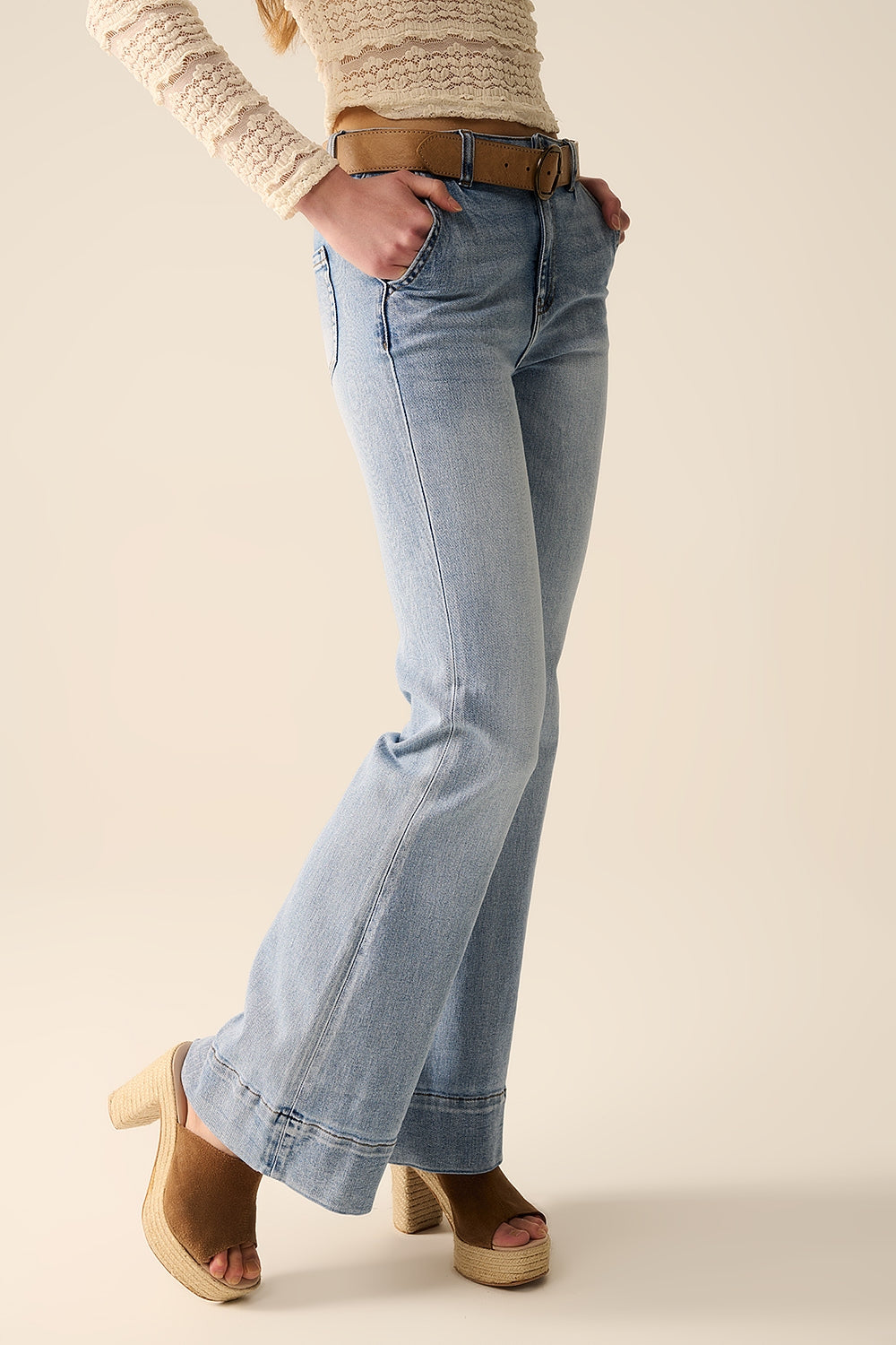 jeans a zampa d'elefante in lavaggio chiaro realizzati in denim di alta qualità