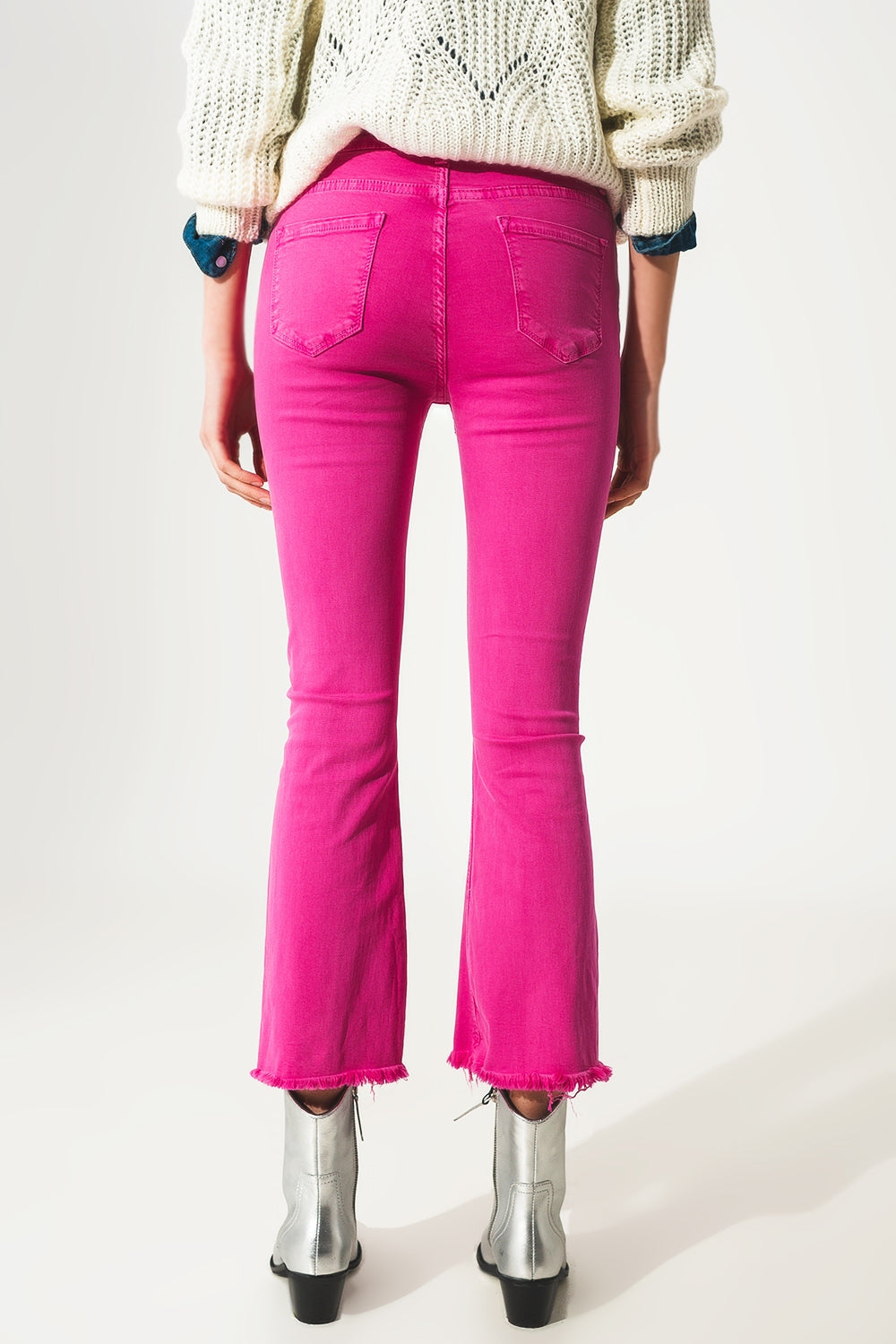 Jeans a zampa fucsia con orlo grezzo