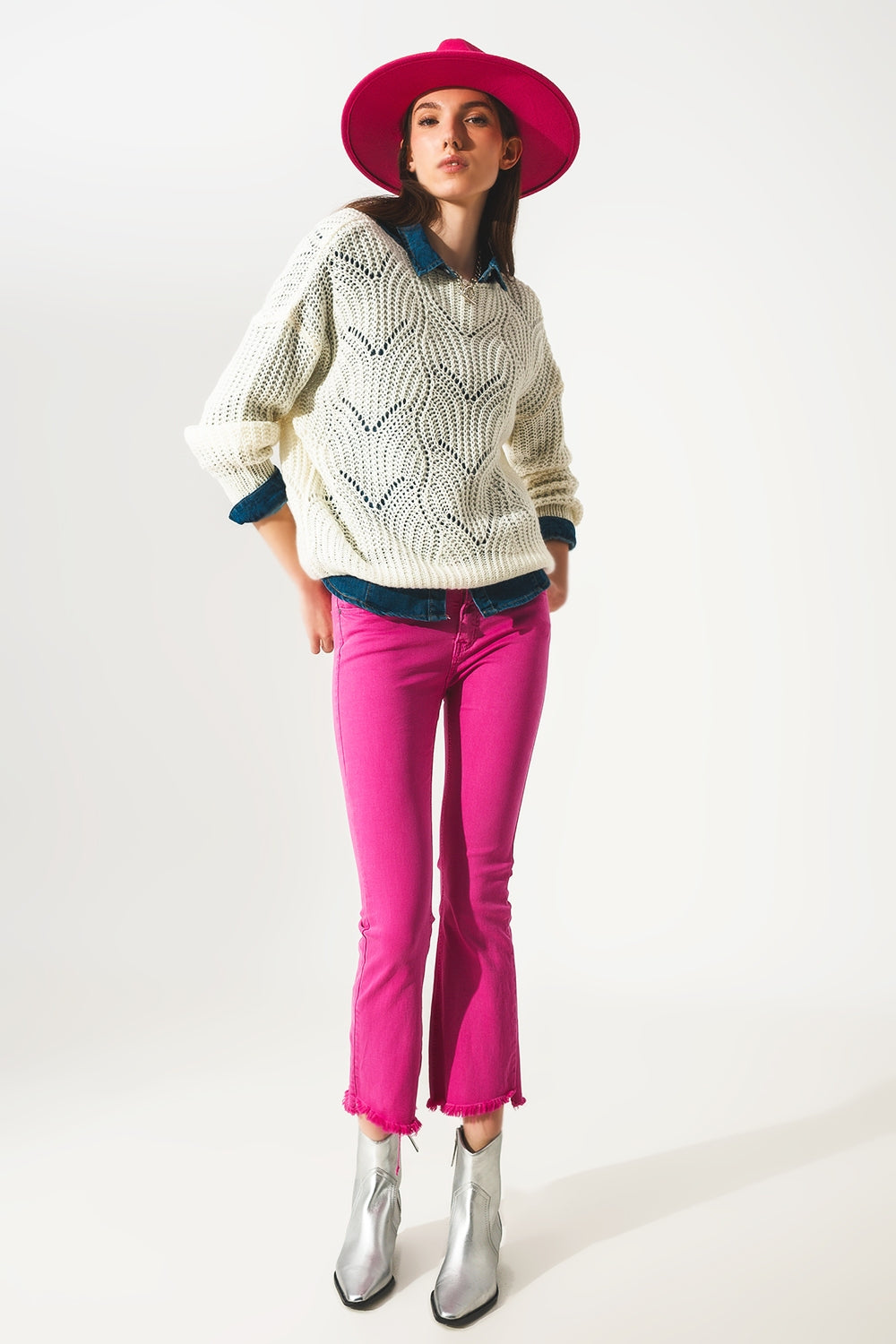 Jeans a zampa fucsia con orlo grezzo