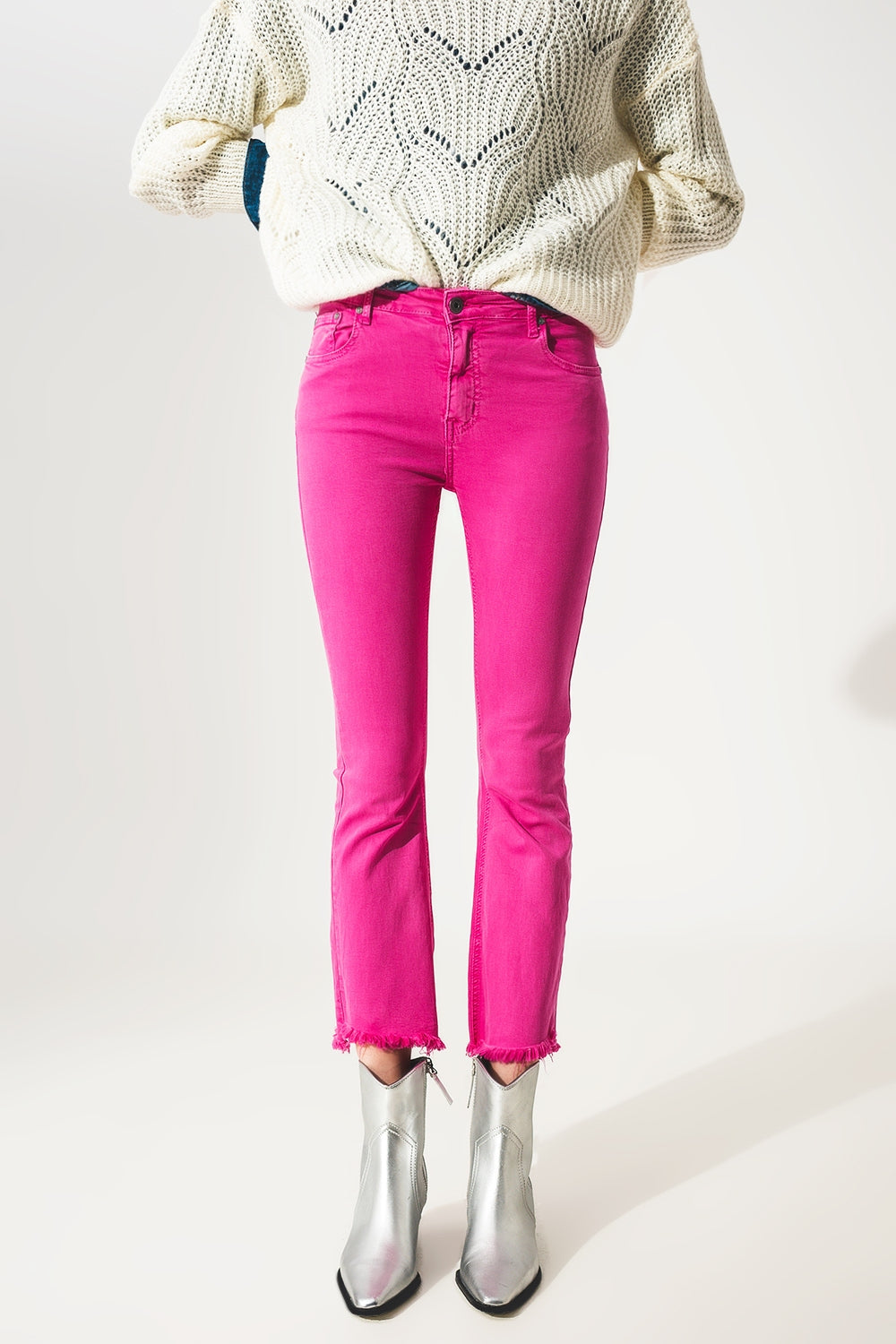 Jeans a zampa fucsia con orlo grezzo