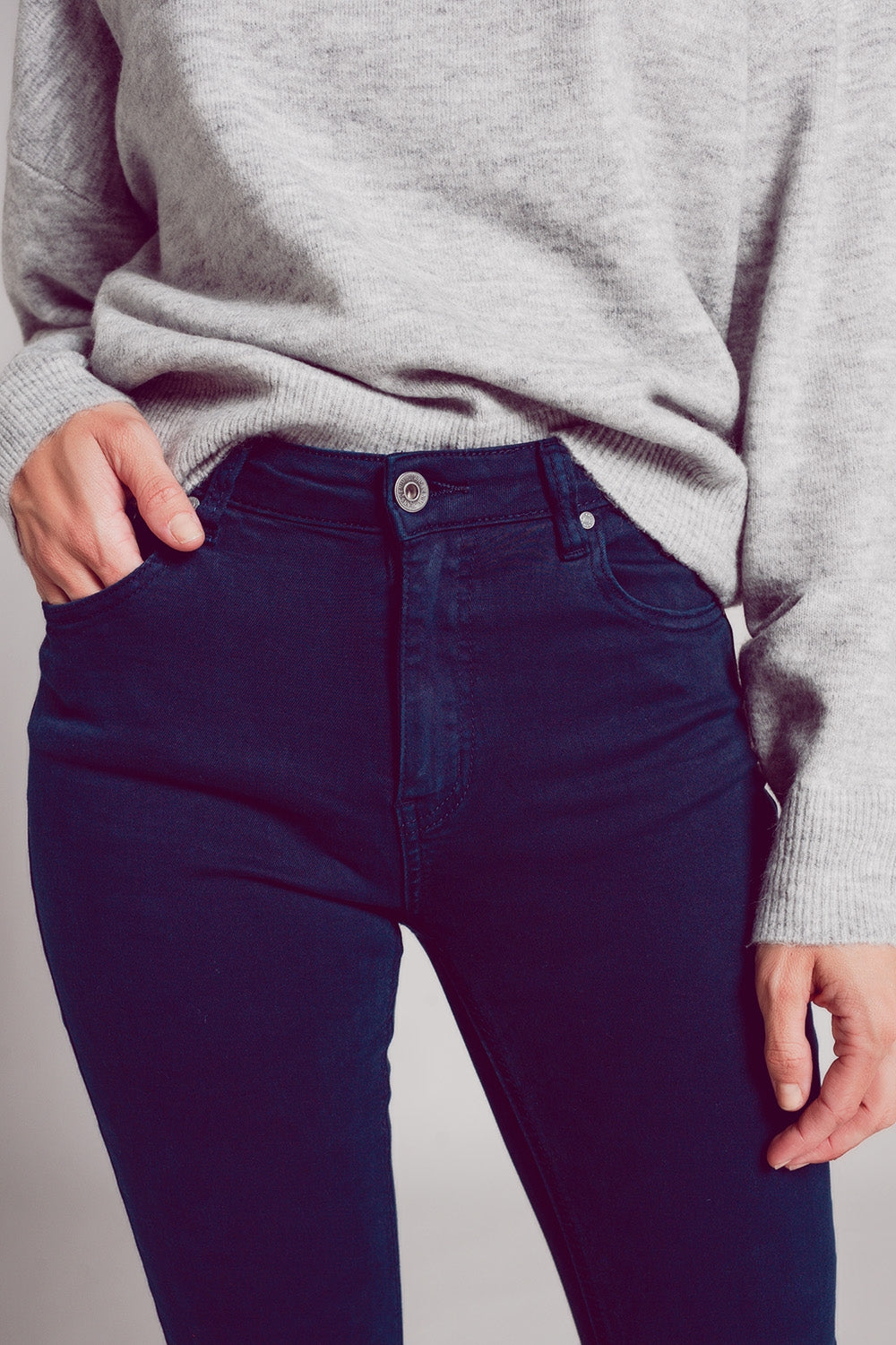 Jeans a zampa inchiostro blu con orlo grezzo
