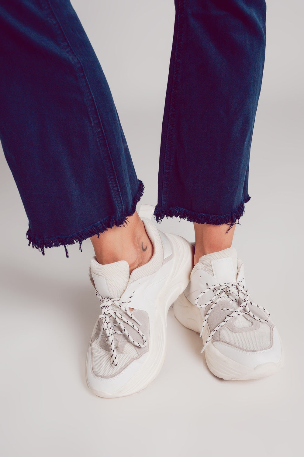Jeans a zampa inchiostro blu con orlo grezzo