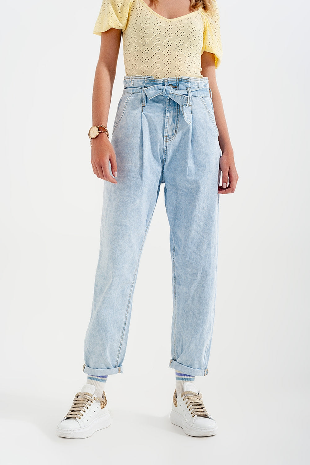 Jeans affusolati lavaggio vintage leggero con vita raccolta