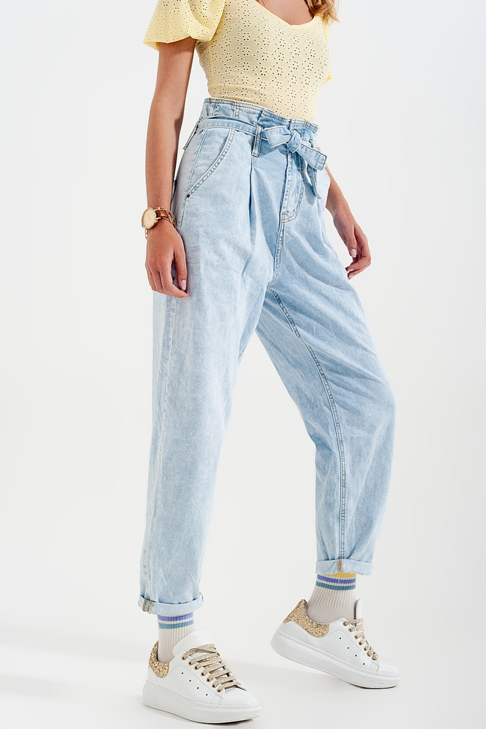 Jeans affusolati lavaggio vintage leggero con vita raccolta