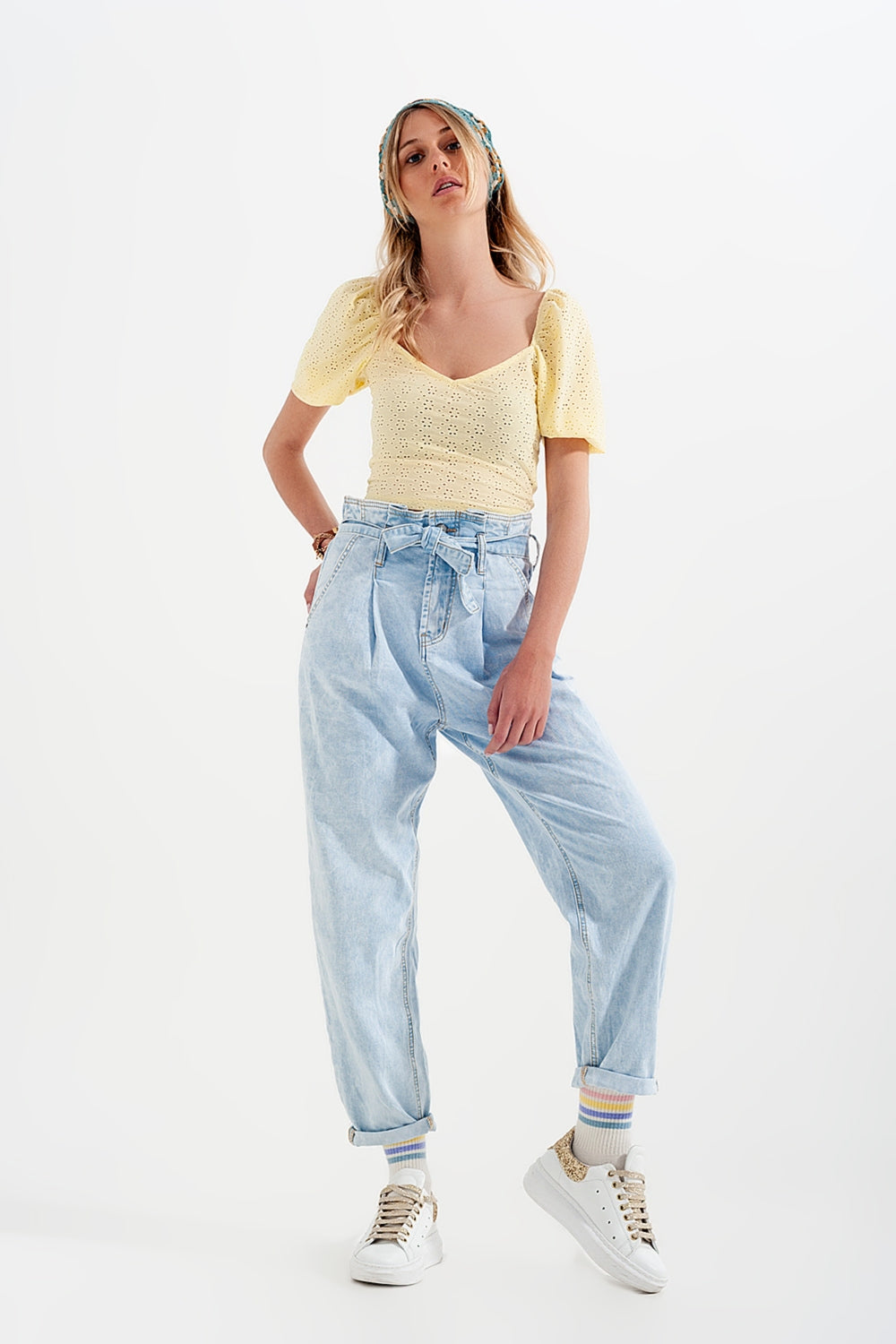 Jeans affusolati lavaggio vintage leggero con vita raccolta