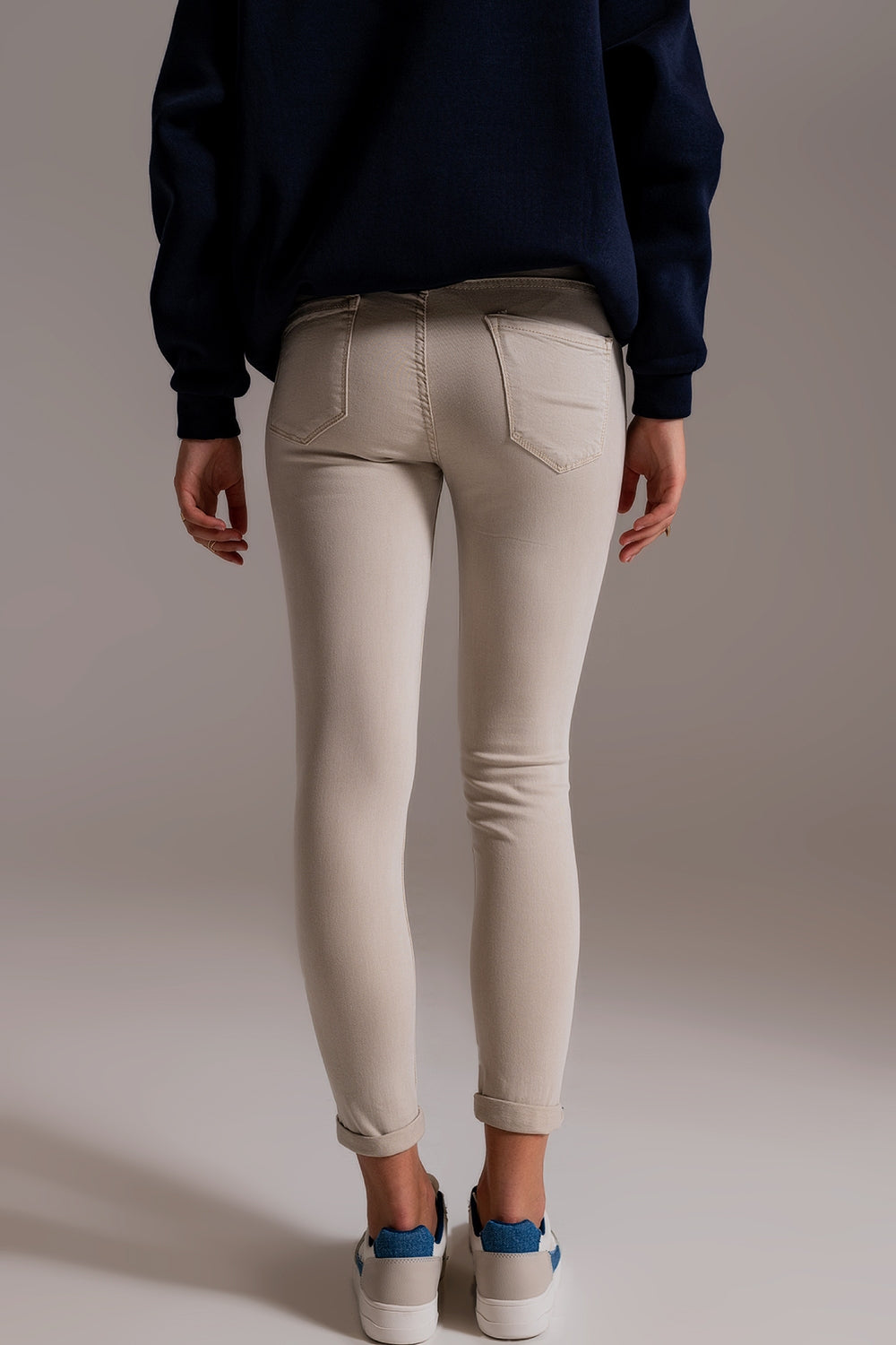 Jeans alla caviglia beige con pieghe morbide