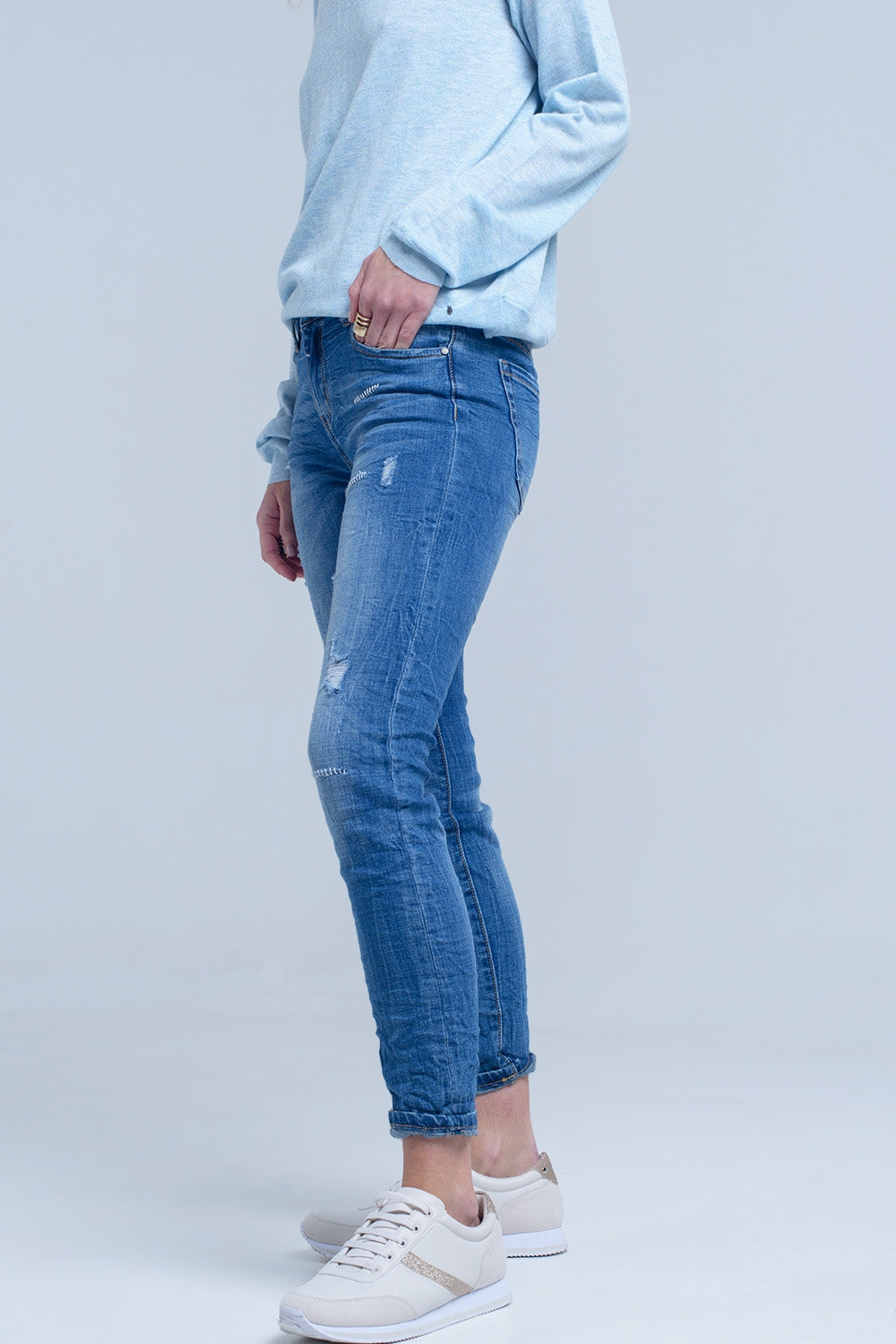 Jeans alla caviglia con strappo e riparazione