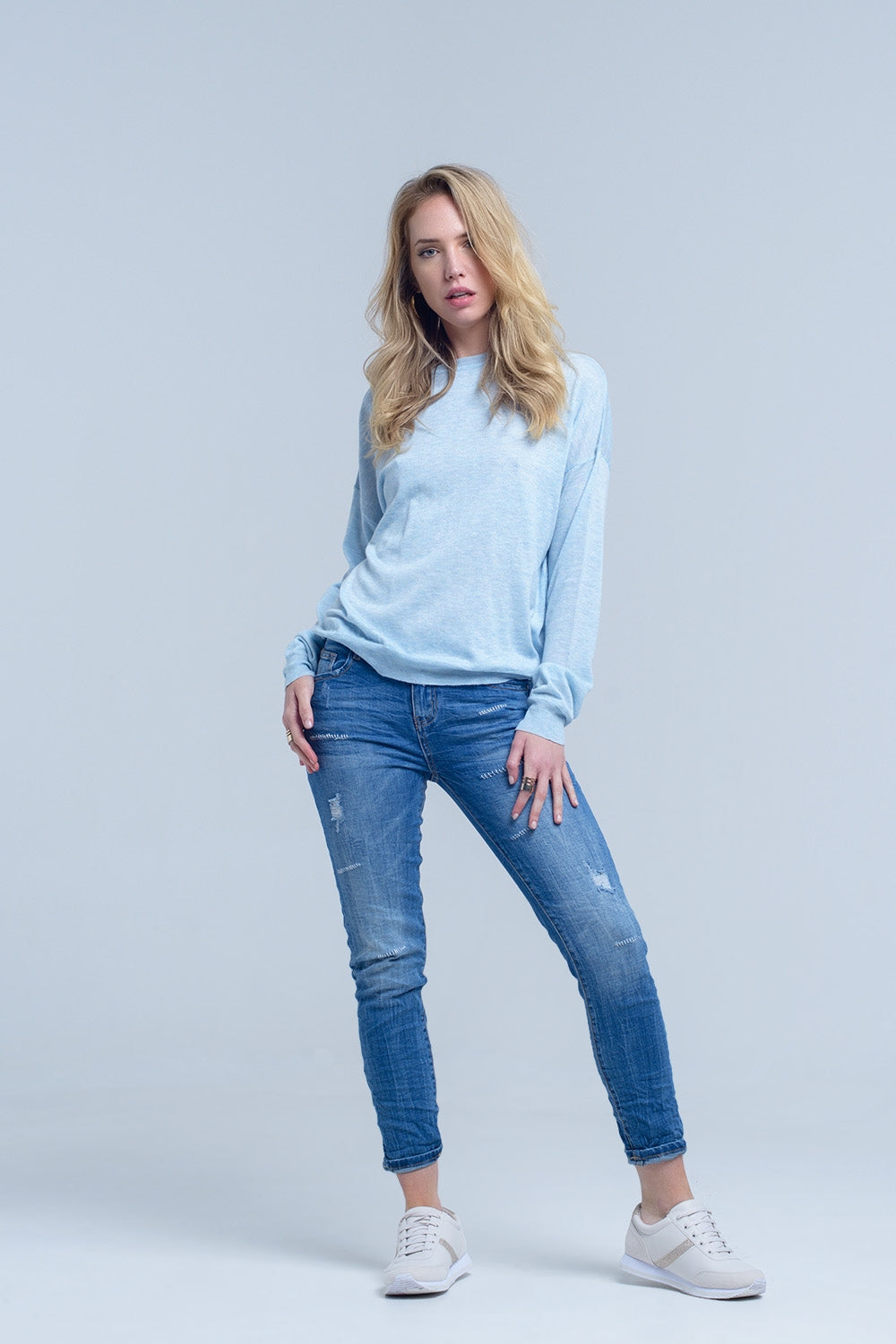 Jeans alla caviglia con strappo e riparazione