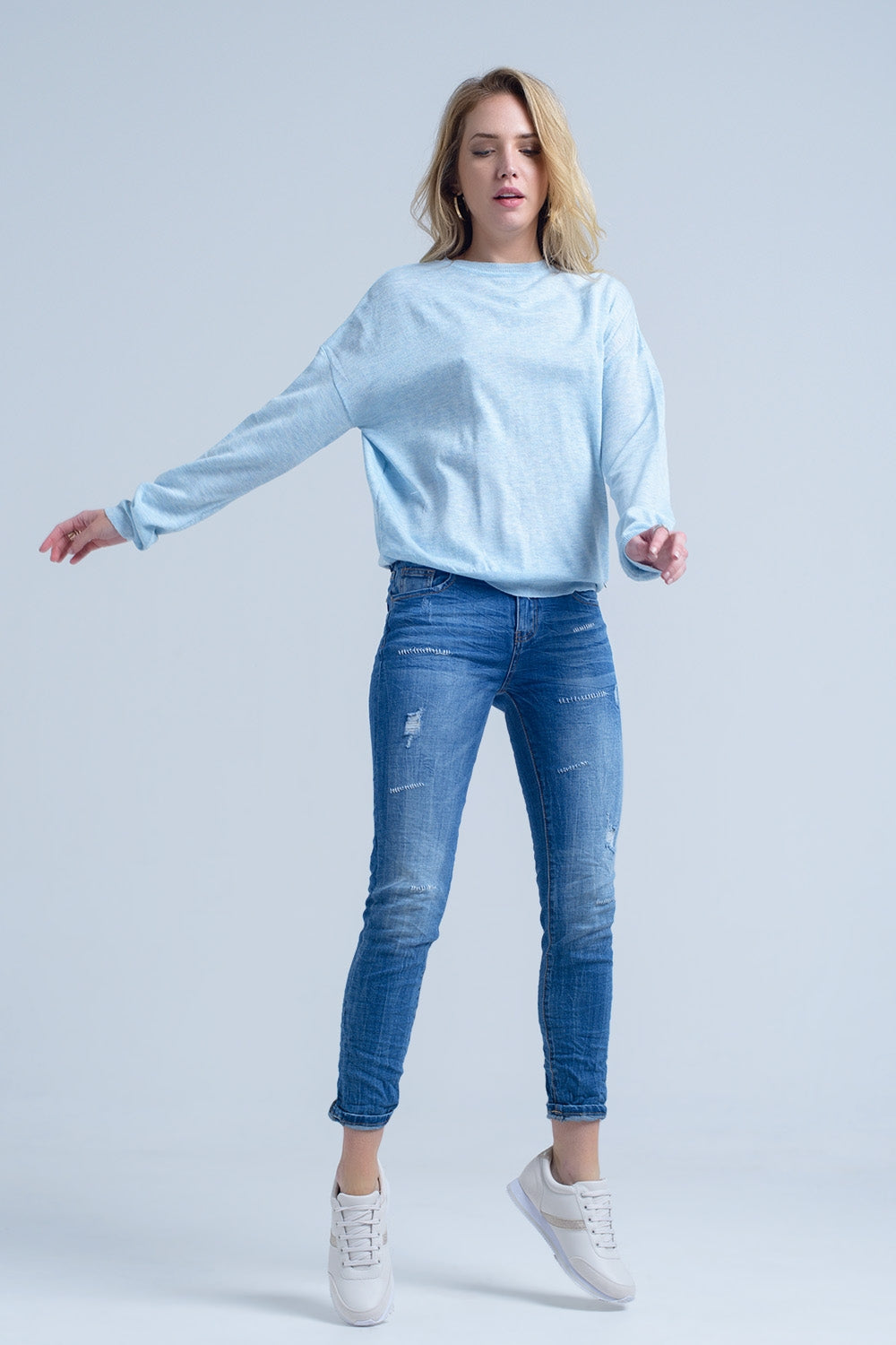 Jeans alla caviglia con strappo e riparazione