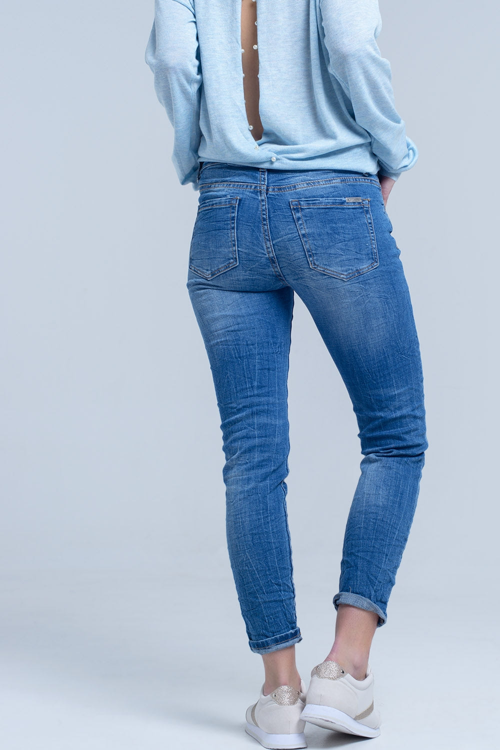 Jeans alla caviglia con strappo e riparazione
