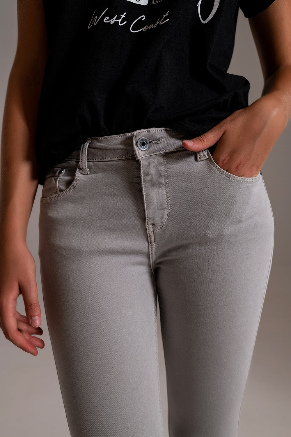 Jeans alla caviglia grigi chiari con pieghe morbide