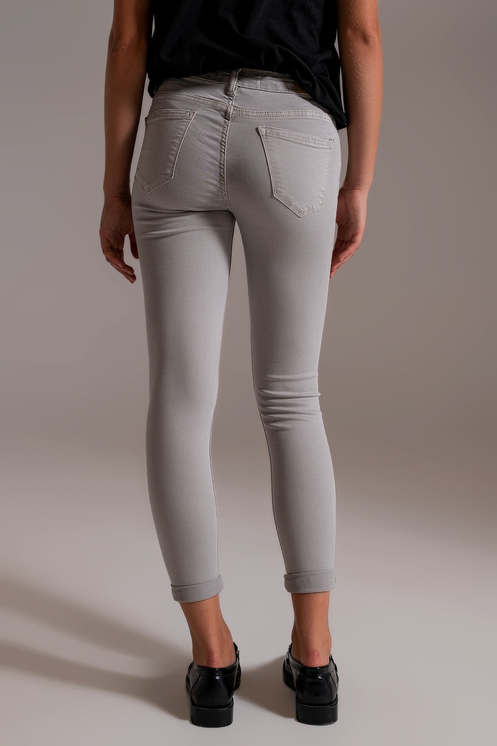 Jeans alla caviglia grigi chiari con pieghe morbide