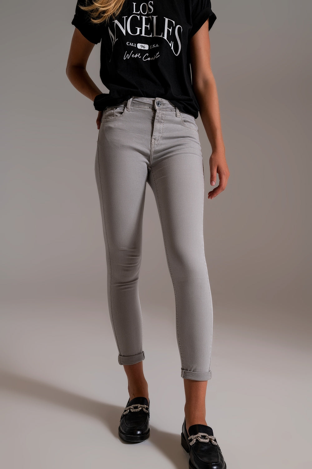 Jeans alla caviglia grigi chiari con pieghe morbide