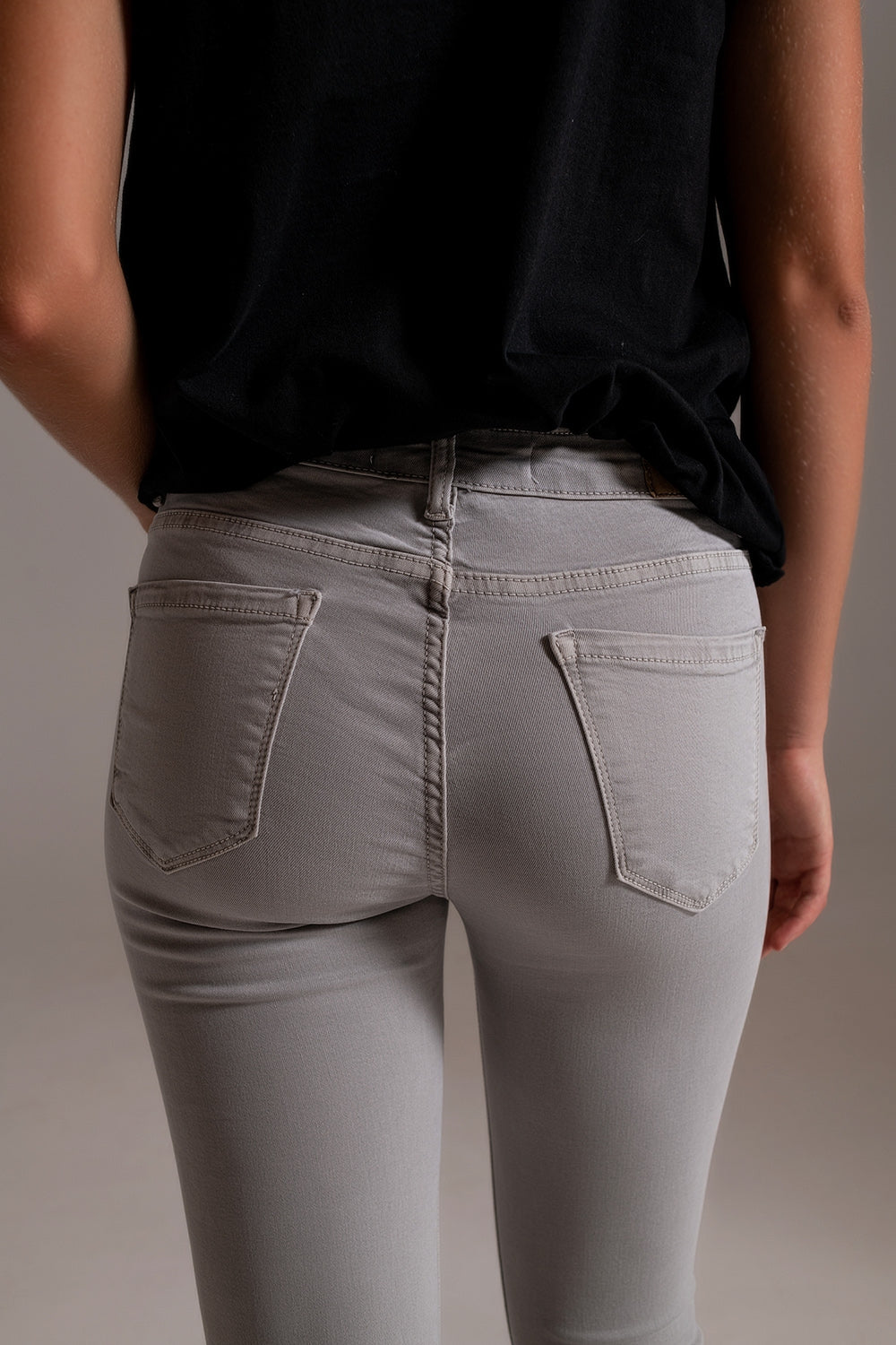 Jeans alla caviglia grigi chiari con pieghe morbide